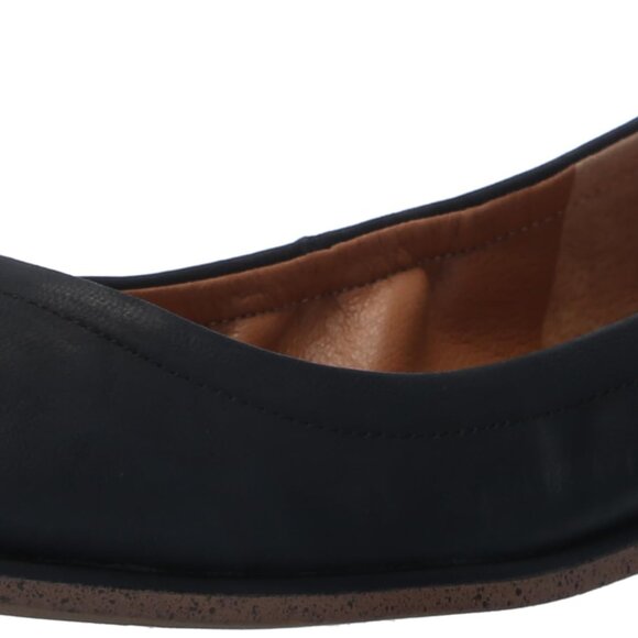 Straight Leg Denim Jeans with Back Stitch Pocket Detail